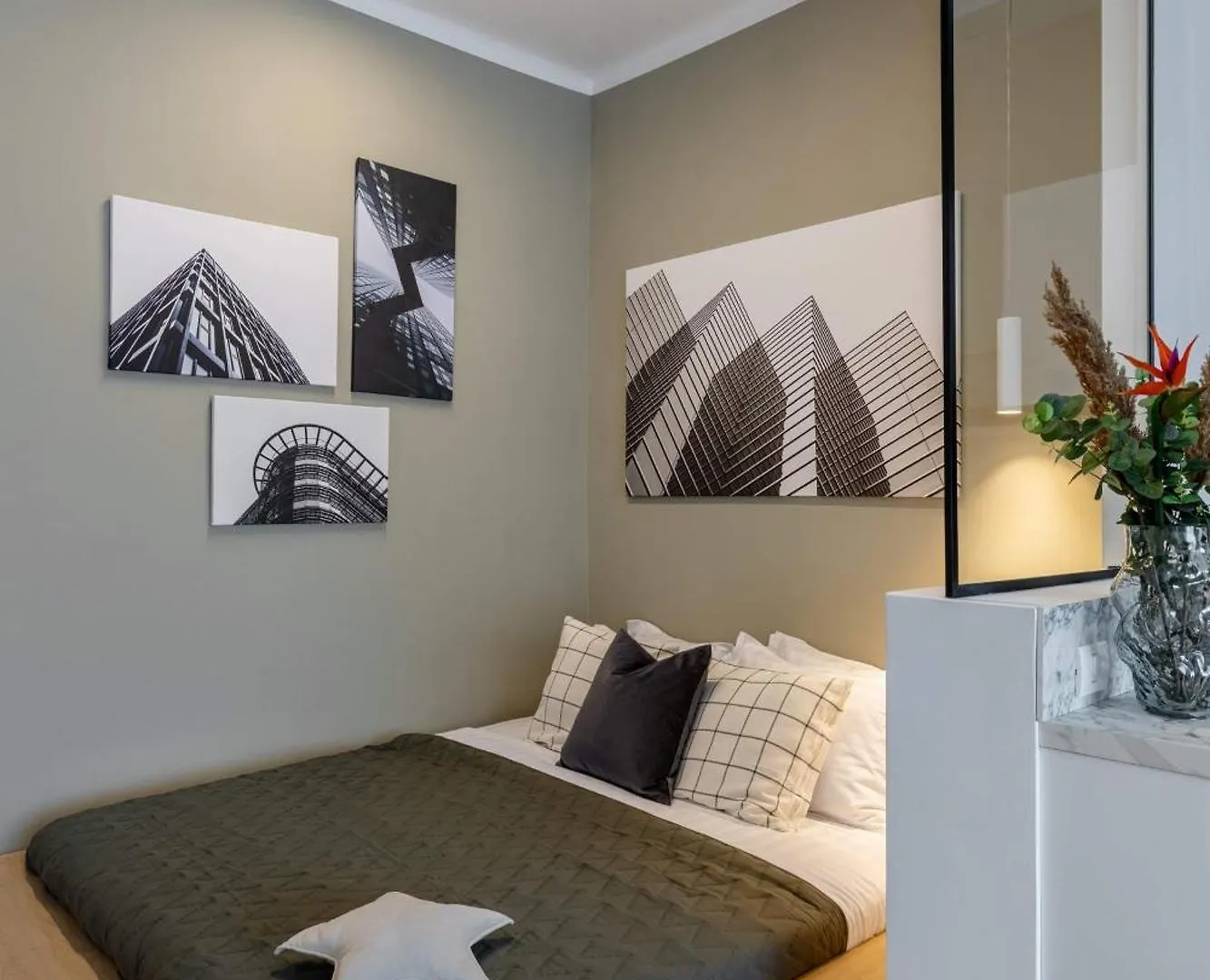 Holt - Modern Suites On Historic Calea Victoriei Bucharest Apartment